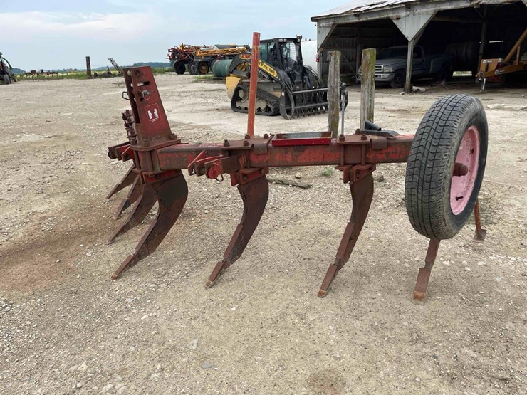 ih-7-shank-deep-ripper-image-1