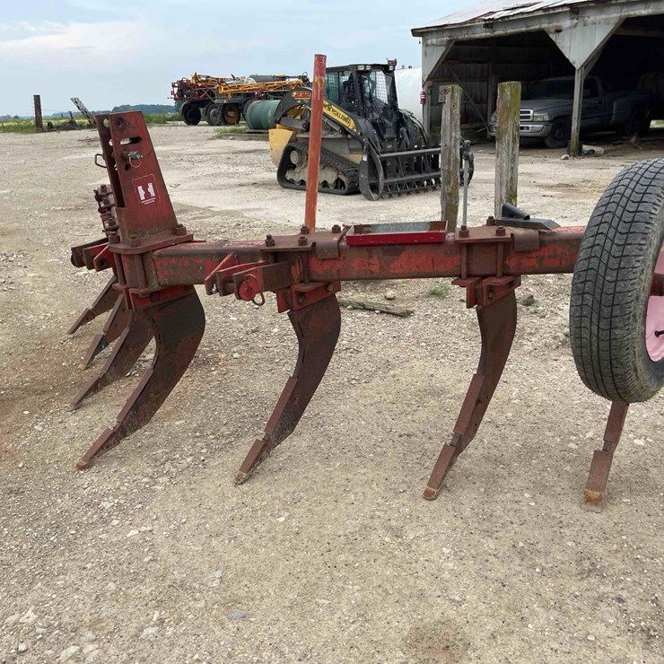 IH 7 shank deep ripper