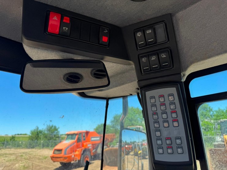 2021-liebherr-l556-image-48