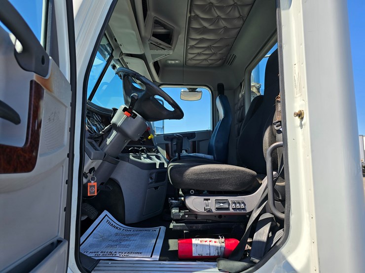 2020-freightliner-columbia-120-image-78