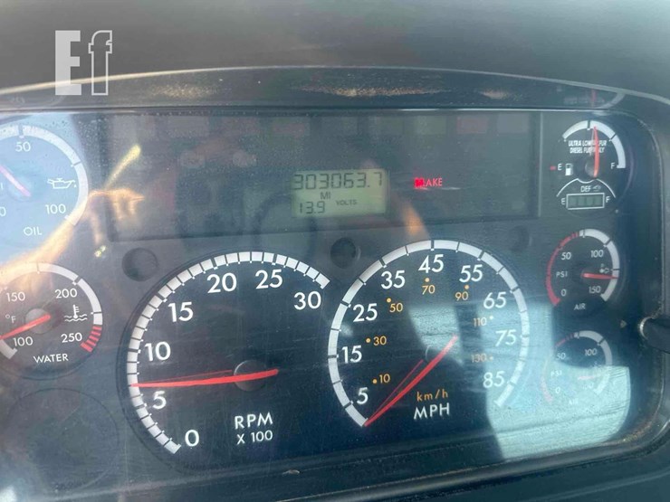 2013-freightliner-business-class-m2-106-image-36