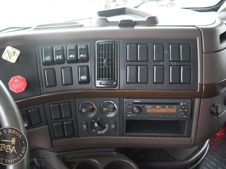 2014-volvo-vnl64t670-image-61