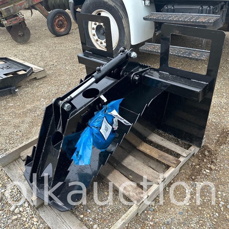 160 - SKID STEER SPADE GRAPPLE BUCKET