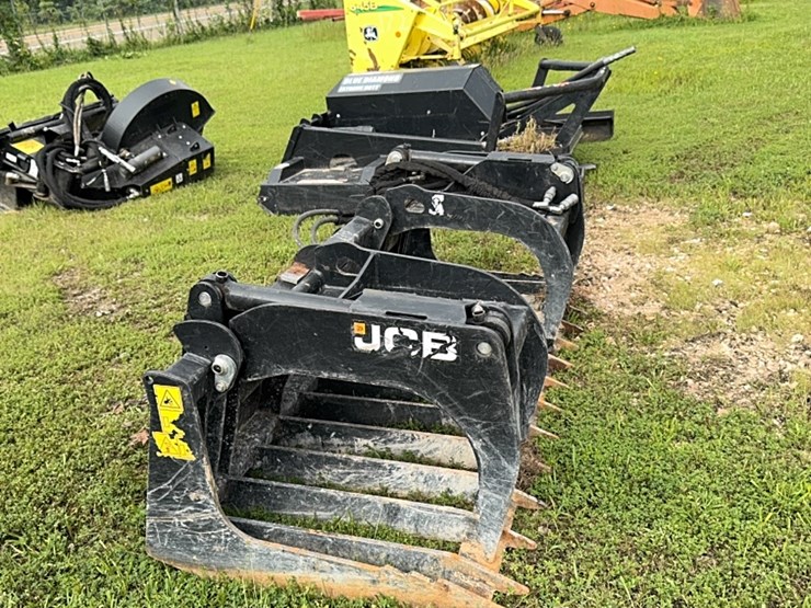 2022-jcb-brush-grapple-image-2