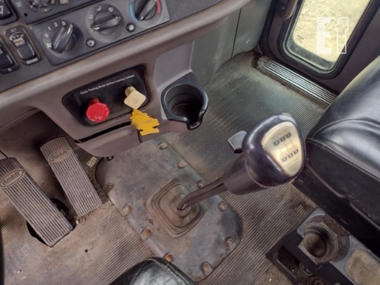 2011-peterbilt-388-image-11