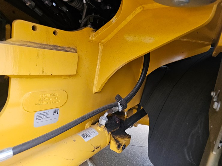 #17574-•-2024-deere-324-wheel-loader-image-39