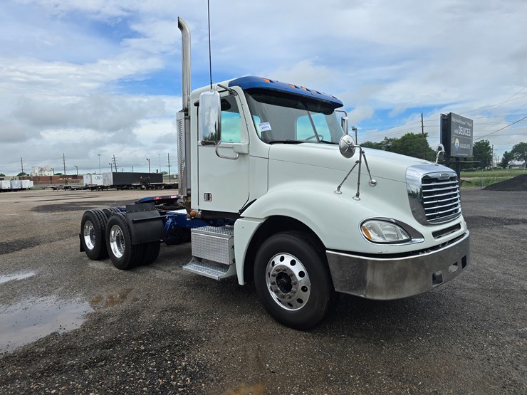2018-freightliner-columbia-120-image-29