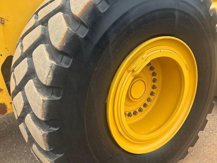 2020-deere-844l-image-32