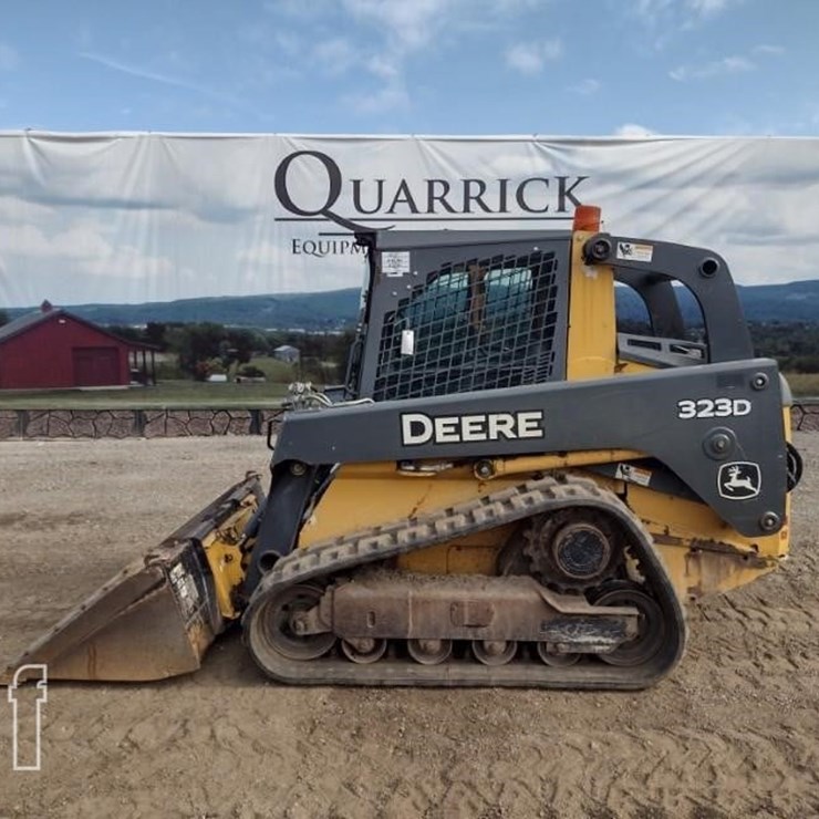 DEERE 323D