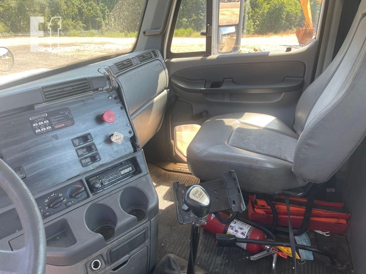 2006-freightliner-columbia-120-image-15