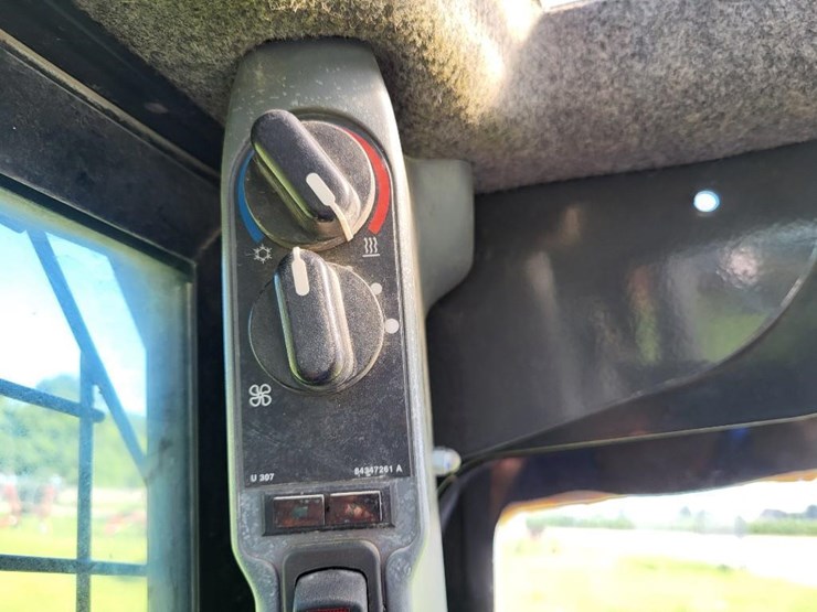 2014-new-holland-l216-image-40