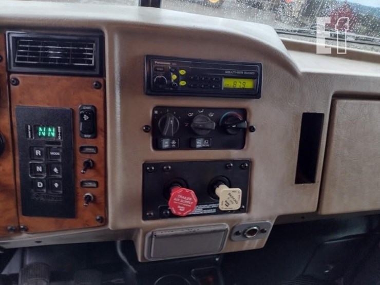 2008-peterbilt-335-image-10