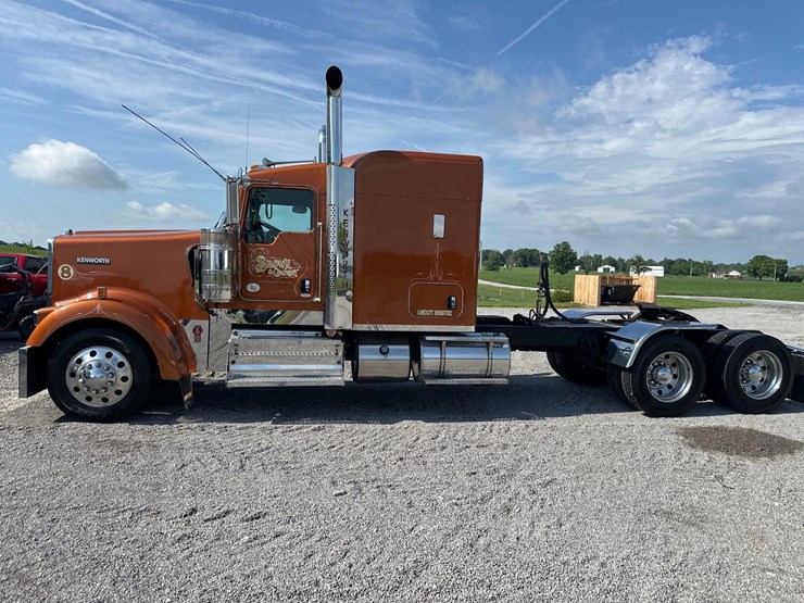 2019-kenworth-w900l-image-3