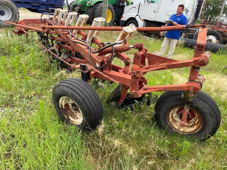 ih-720-6-bottom-plow-image-18