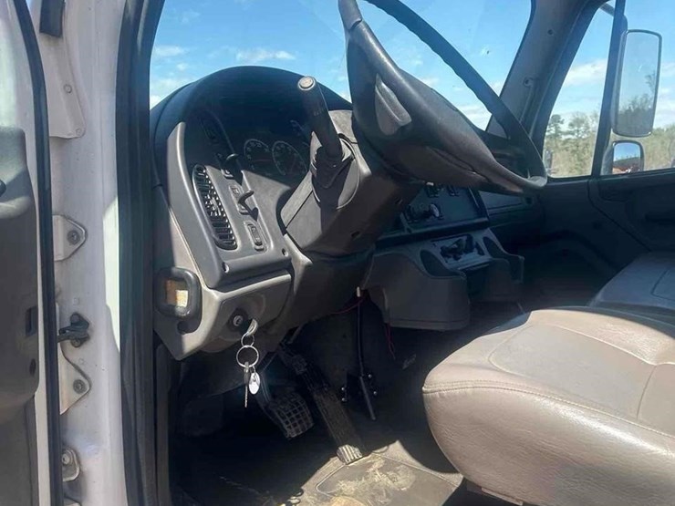 2013-freightliner-business-class-m2-106-image-35
