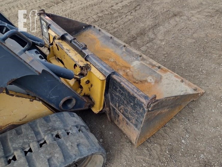 deere-323d-image-17