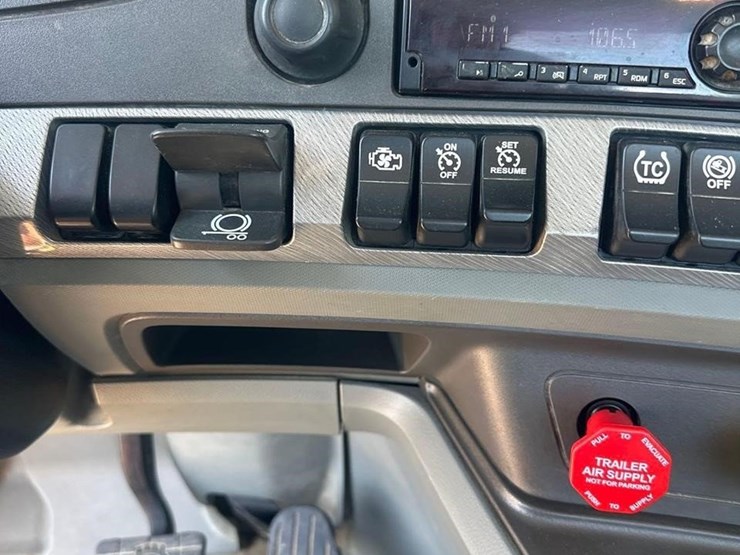 2018-kenworth-t880-image-26