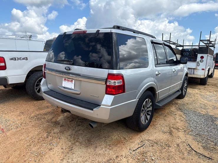 2015-ford-expedition-xlt-image-4