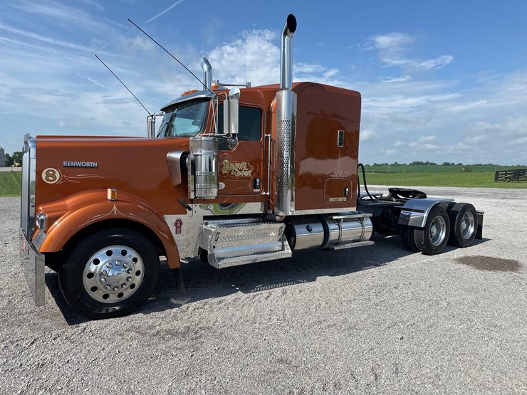 2019-kenworth-w900l-image-2