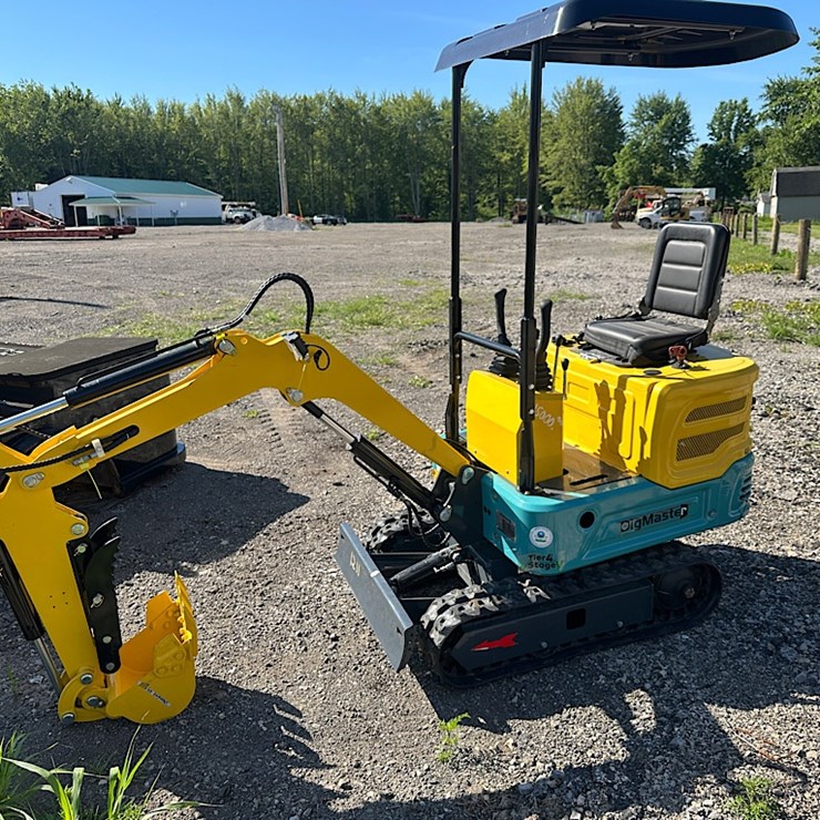 DIGMASTER DM100 MINI EXCAVATOR