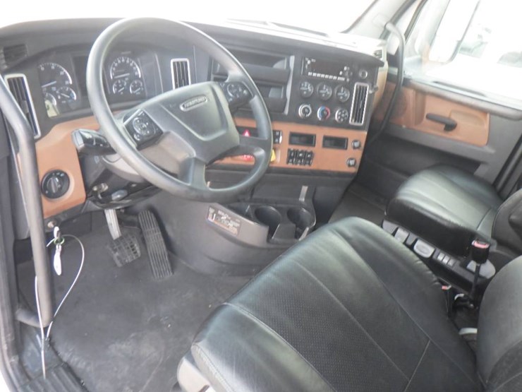 2024-freightliner-cascadia-126-image-8