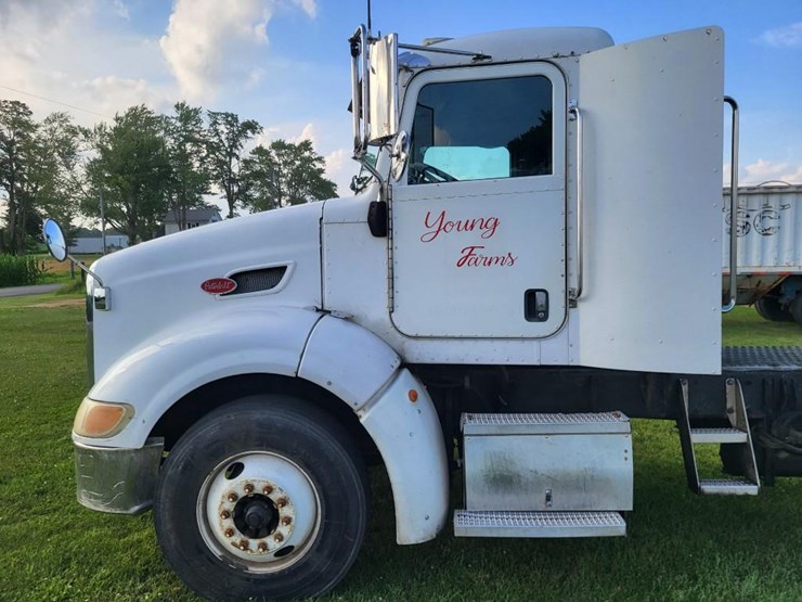 2008-peterbilt-384-image-16