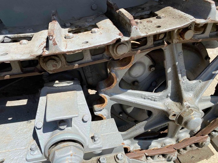 caterpillar-10-ag-crawler-image-14
