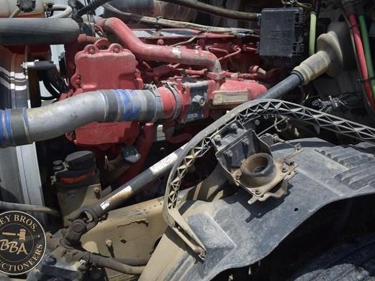 2014-volvo-vnl64t670-image-17