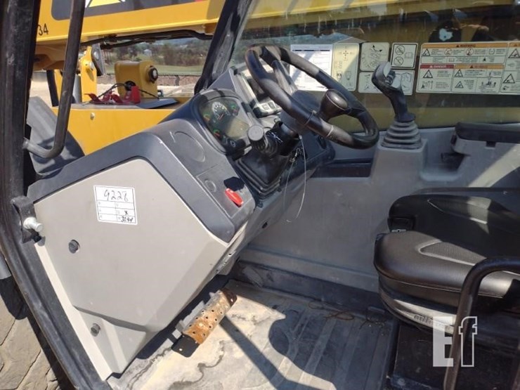 2019-caterpillar-tl1055d-image-11