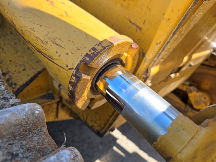 2005-caterpillar-953c-image-65