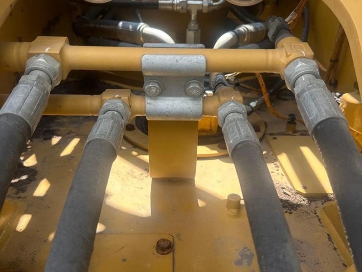 2021-caterpillar-323-image-17