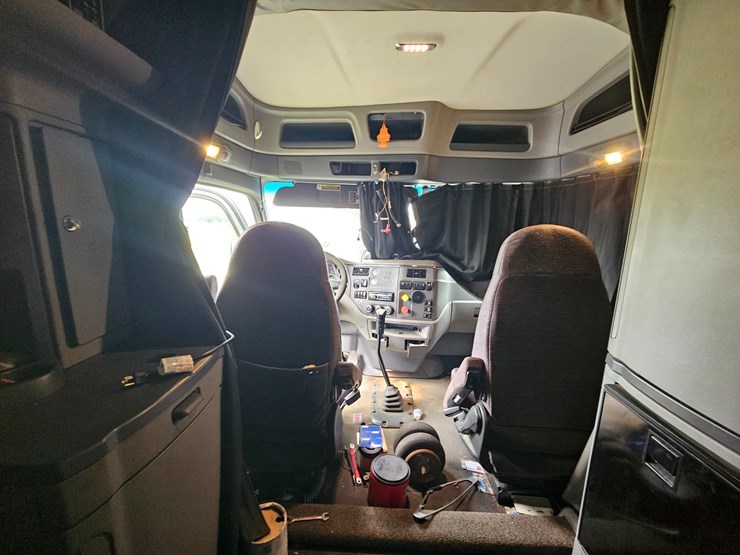 2016-peterbilt-579-image-57