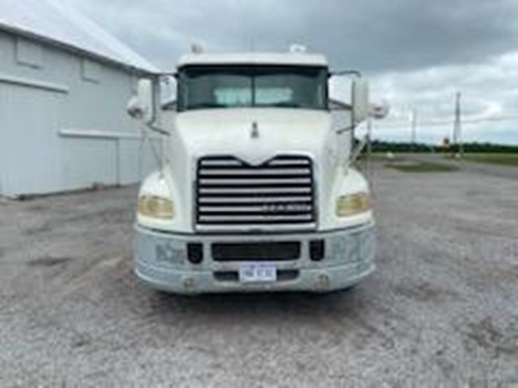 2009-mack-pinnacle-cxu613-image-3