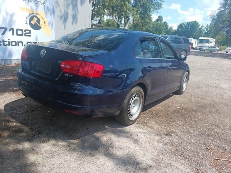 2013-volkswagen-jetta-runs/moves-se-pzev-image-8