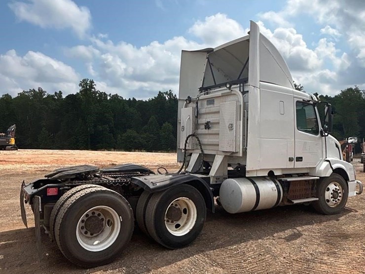2016-volvo-vnl64t630-image-3