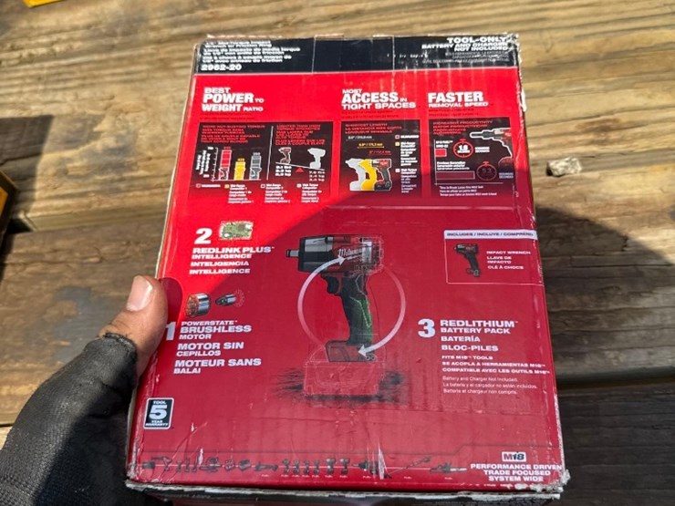 2137---milwaukee-1/2"-impact-wrench-image-2