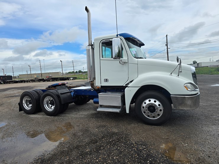 2018-freightliner-columbia-120-image-27