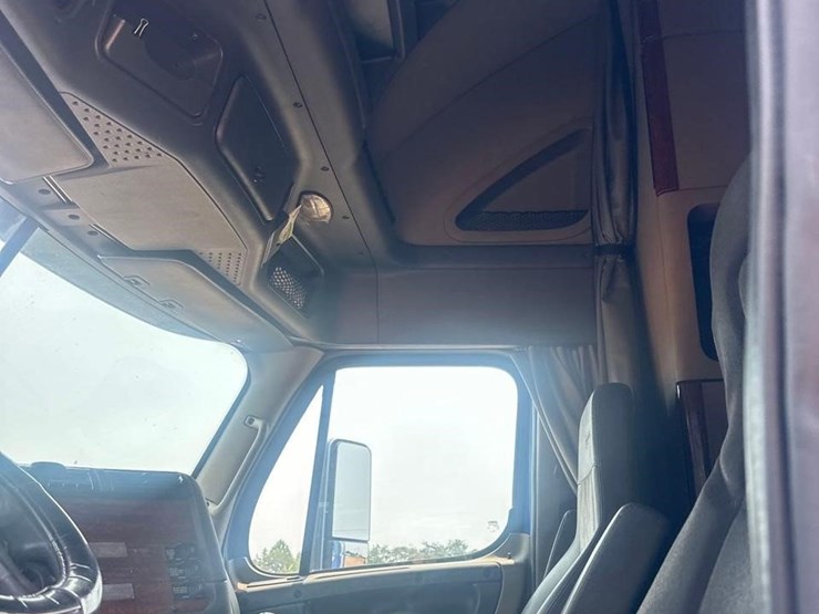 2015-freightliner-cascadia-125-image-23