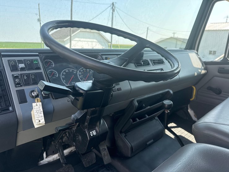 2003-freightliner-fl80-image-26