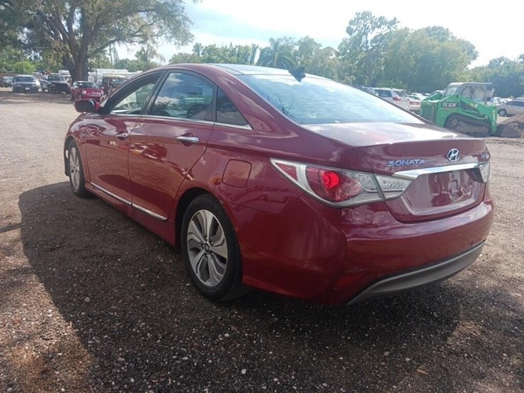 2013-hyundai-sonata-hybrid-base-runs/moves-image-7