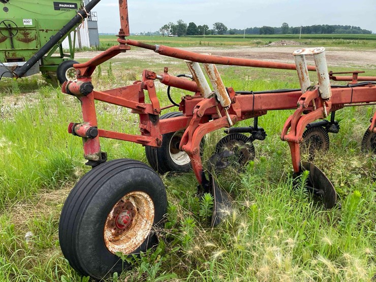 ih-720-6-bottom-plow-image-17