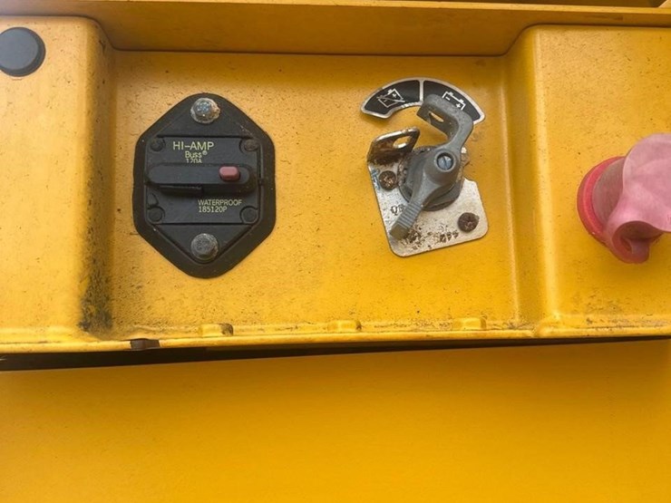 2020-deere-844l-image-16