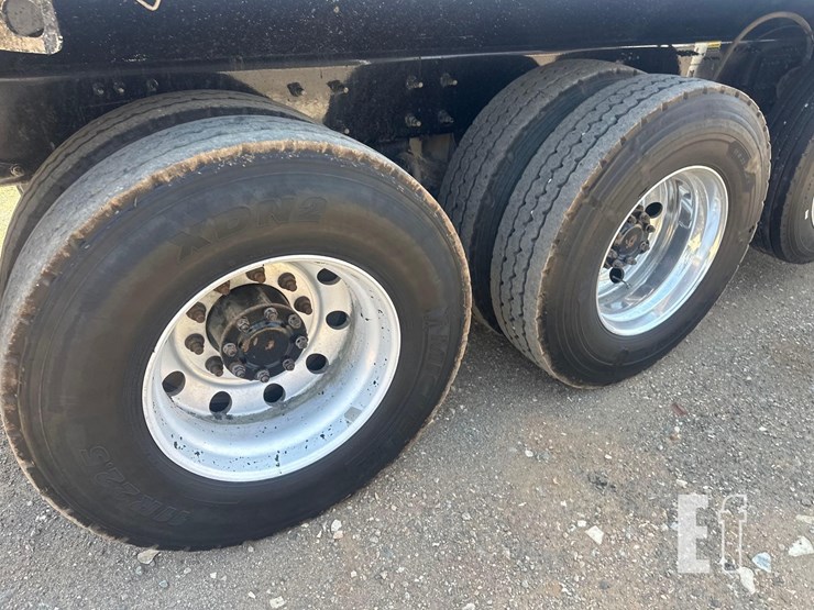 2021-mack-granite-64fr-image-13
