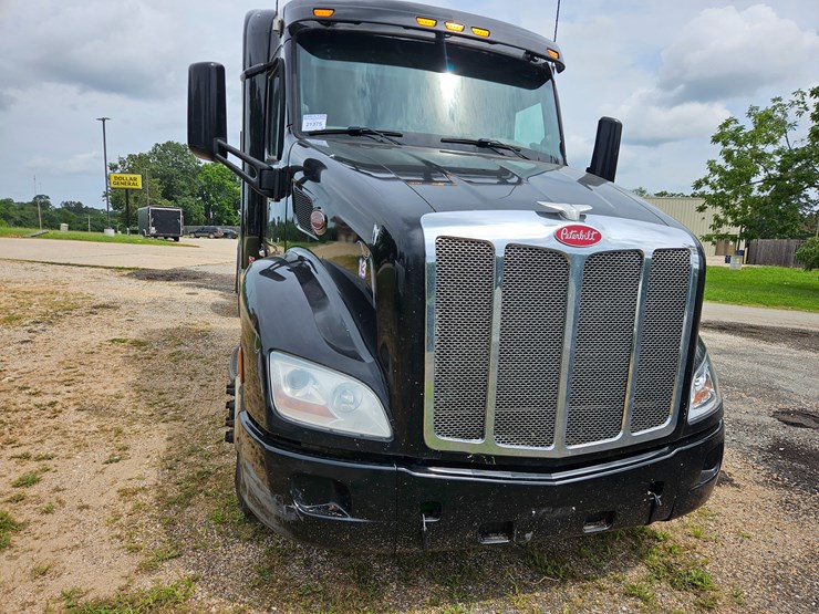 2018-peterbilt-579-image-37