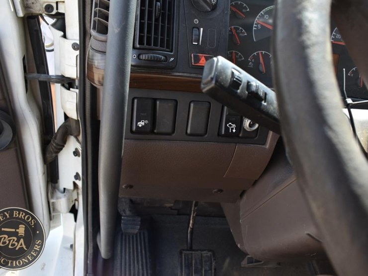 2015-volvo-vnm64t200-image-55