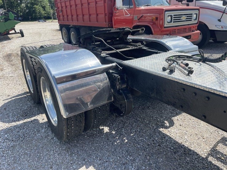 2007-peterbilt-388-image-40