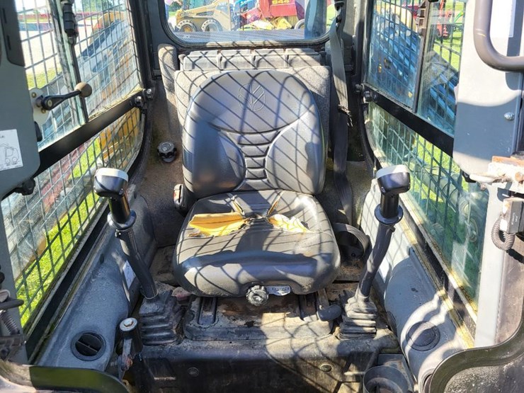 2014-new-holland-l216-image-32