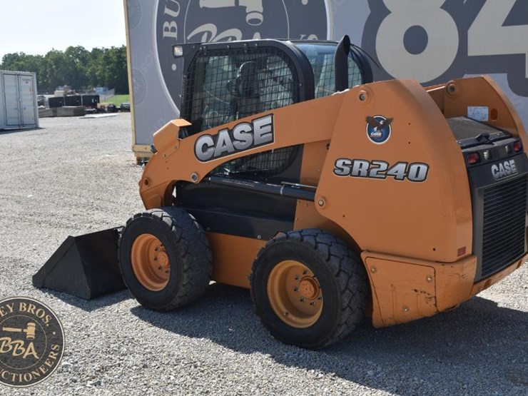 2016-case-sr240-image-10