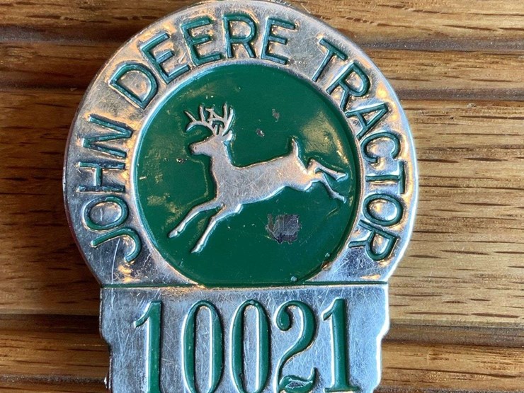 john-deere-tractor-employee-badge-image-1