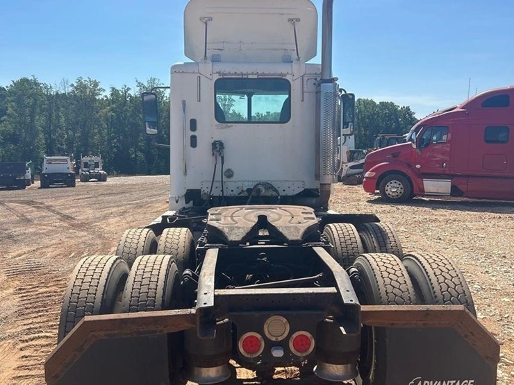 2006-freightliner-columbia-120-image-25